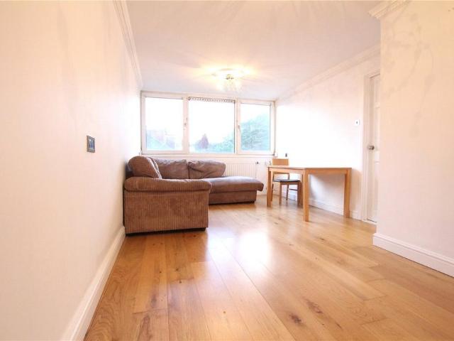 Flat for rent in Woodford, Greater London