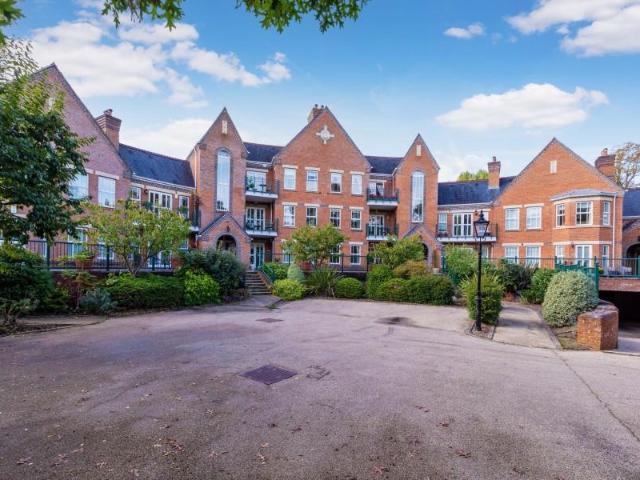 Flat for rent in Row Town, Surrey