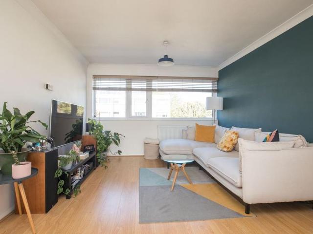 Apartment for rent in Row Town, Surrey