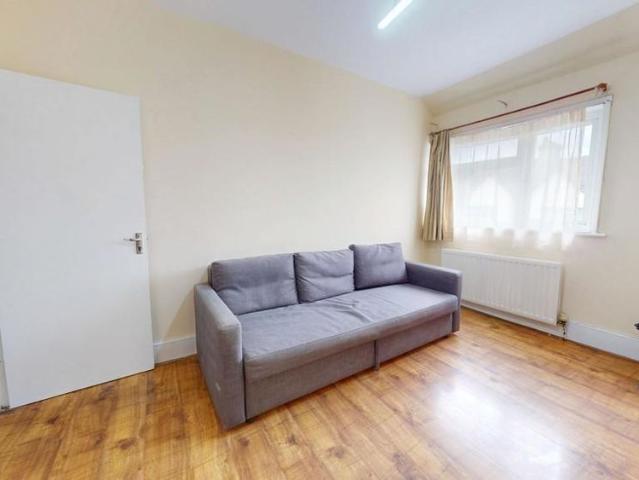 Apartment for rent in Furzedown, Greater London