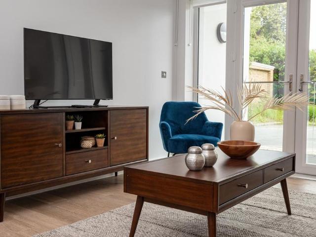 Apartment for rent in Ashley Park, Surrey