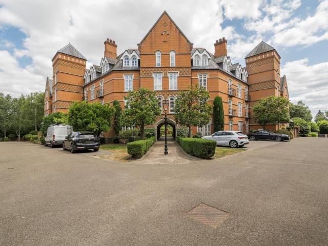 Flat for rent in Row Town, Surrey