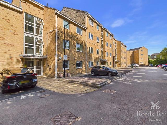 Flat for rent in Lindley, West Yorkshire