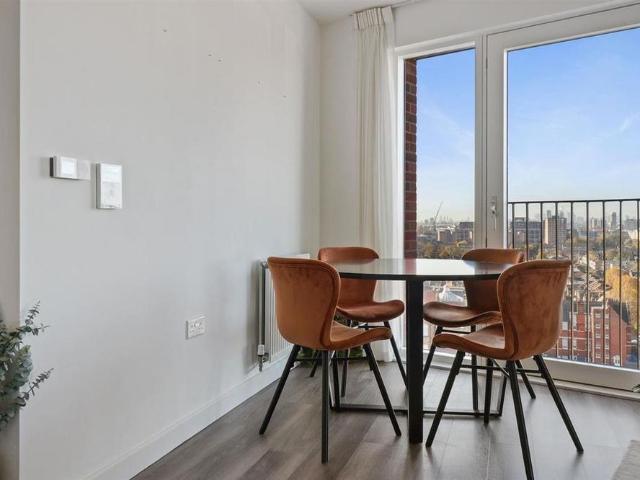 Apartment for rent in Plashet, Greater London