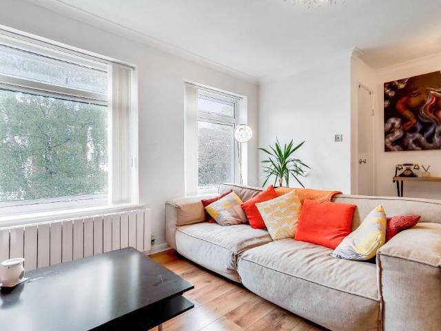 Flat for rent in Pinner, Hatch End