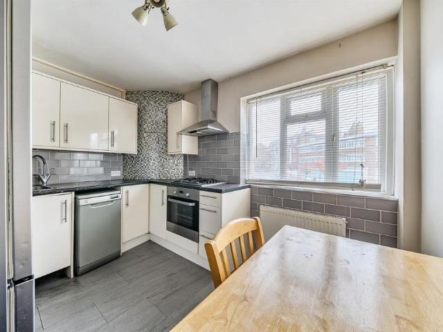 Flat for rent in London Borough of Ealing, Park Royal