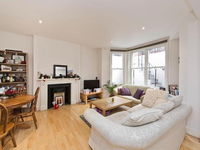 Flat for rent in West Kensington, Greater London