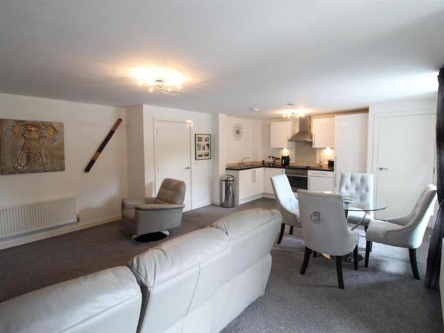 Apartment for rent in Chisworth, Charlesworth