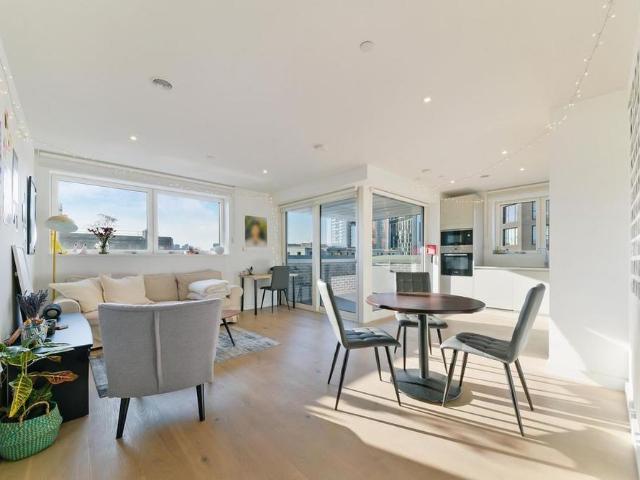 Apartment for rent in Blackhills, Surrey