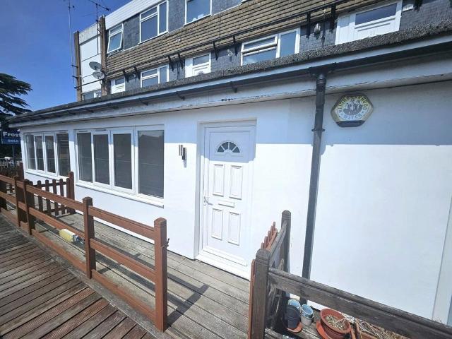 Flat for rent in Lower Halliford, Isle Of Man