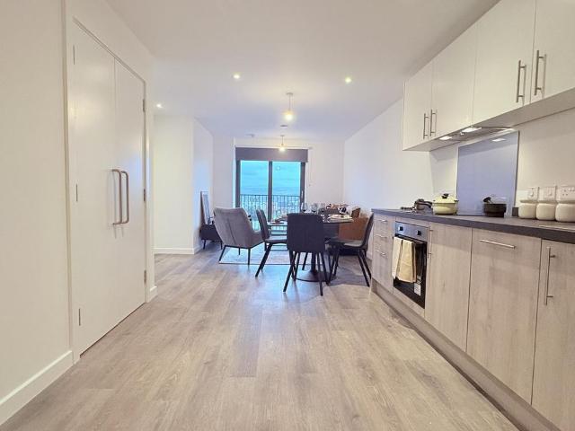 Apartment for rent in Deeplish, Burnedge