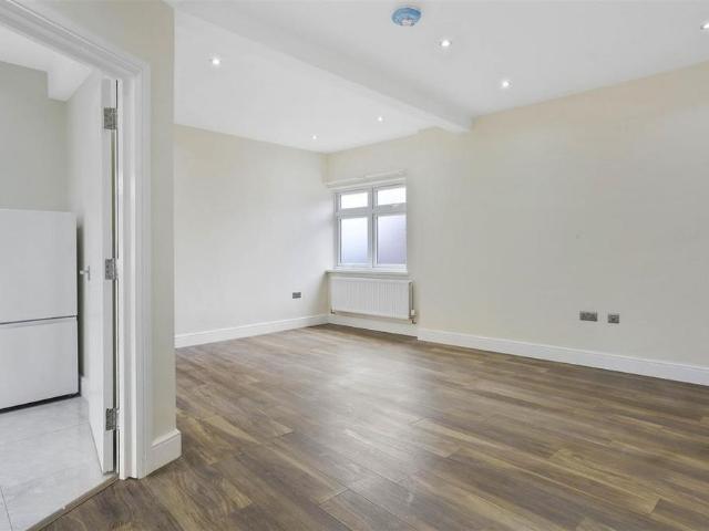 Apartment for rent in The Wrythe, Greater London