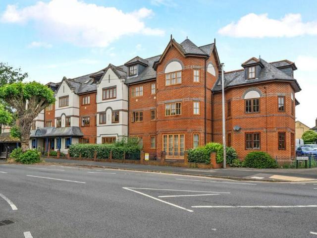 Flat for rent in Fole, Surrey