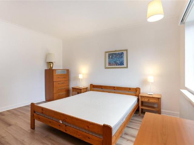 Flat for rent in London Borough of Ealing, Park Royal