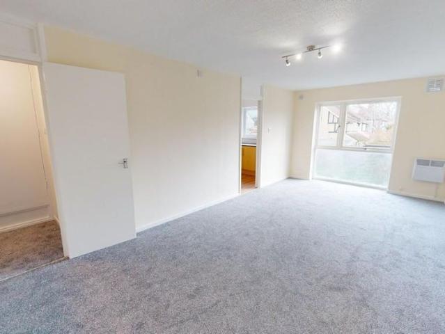 Apartment for rent in Woodcote Green, Greater London