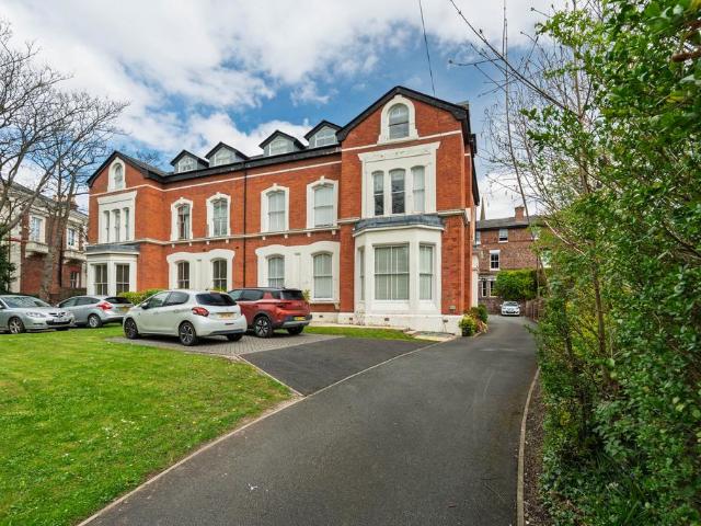 Flat for rent in Calderstones