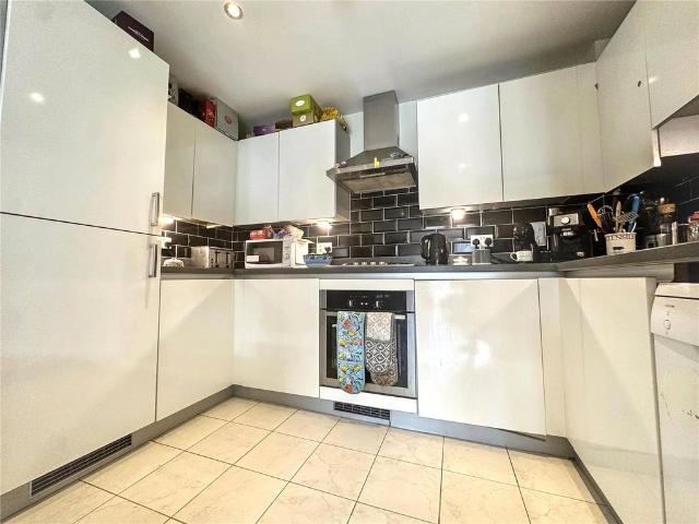 Flat for rent in London Borough of Merton, Collier's Wood