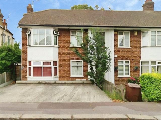 Apartment for rent in Marks Gate, Greater London