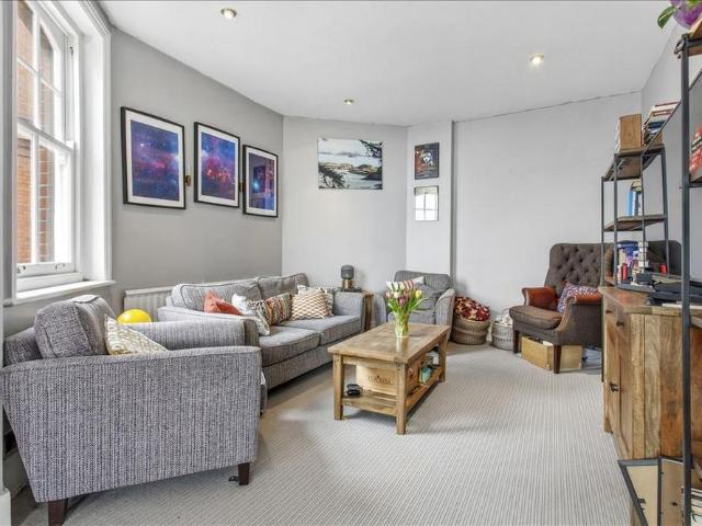 Apartment for rent in West Kensington, Greater London