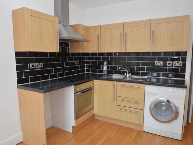 Apartment for rent in Row Town, Surrey