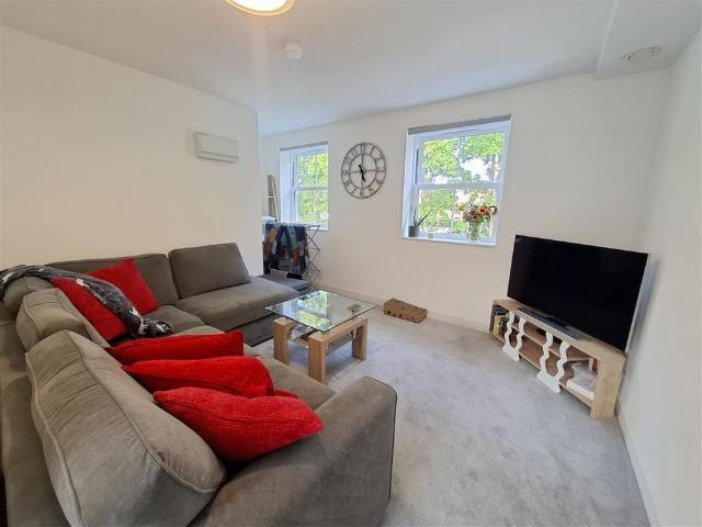 Apartment for rent in Moorend, Pouchen End