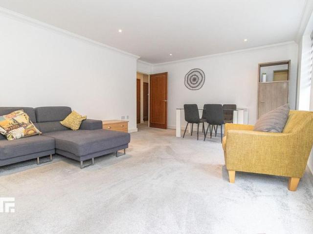 Apartment for rent in Cardiff Bay, Falcon Lodge