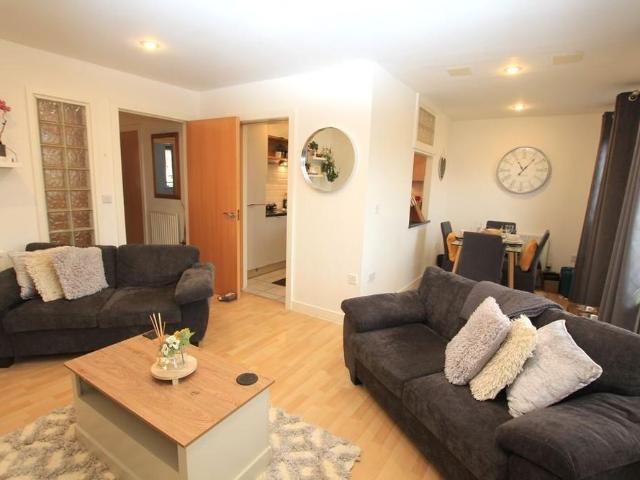 Apartment for rent in Hough Green, Two Mills