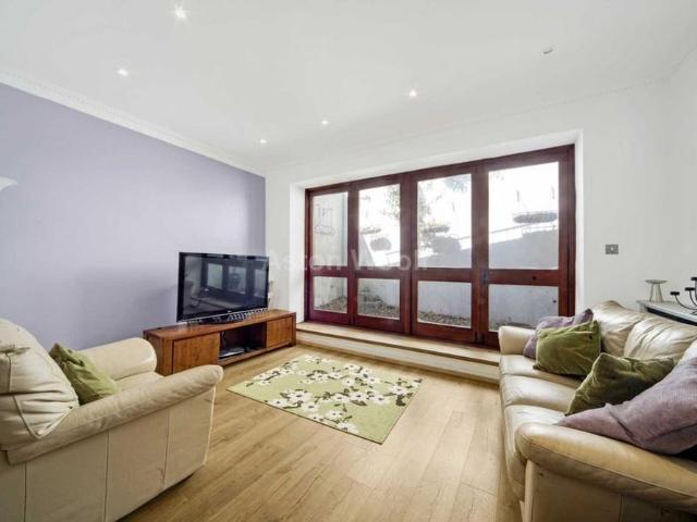 Apartment for rent in Maitland Park, Greater London