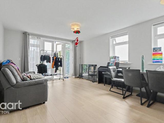 Flat for rent in Carshalton Beeches, Greater London