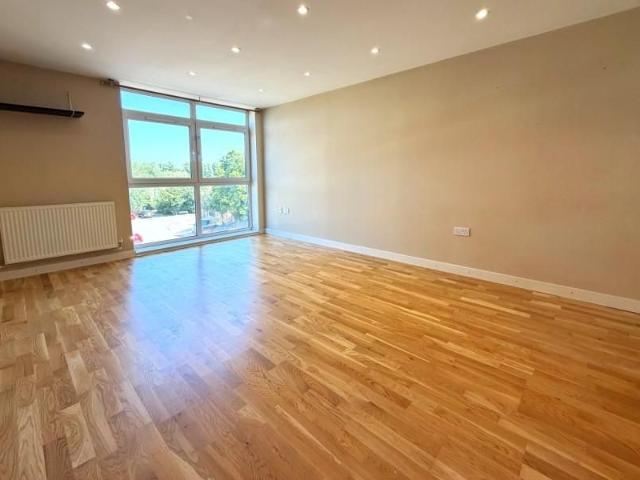 Apartment for rent in Blackhills, Surrey