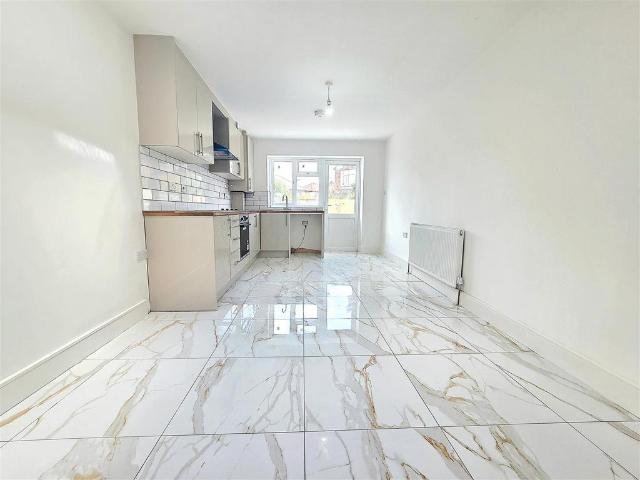 Flat for rent in London Borough of Ealing, Greenford