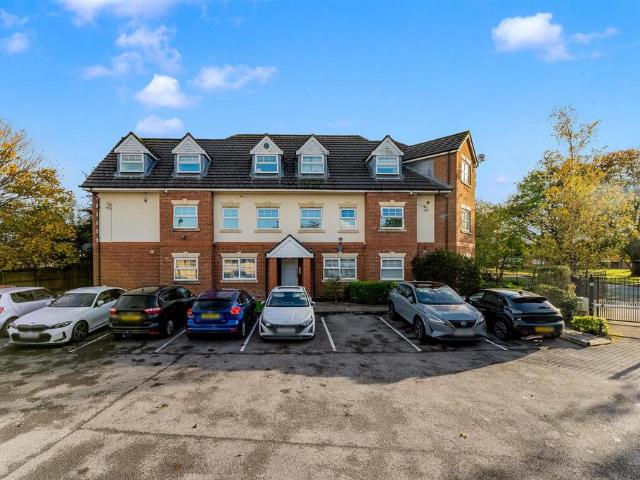 Flat for rent in Broadheath, Trafford Park