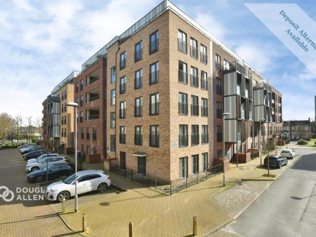 Flat for rent in Rush Green, Greater London