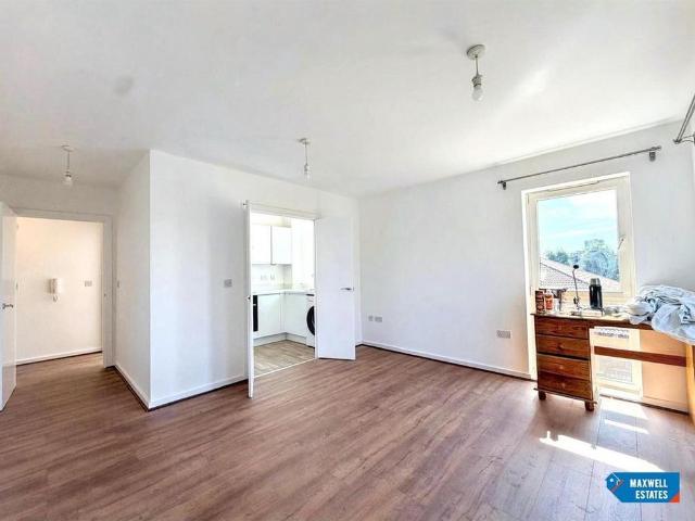 Apartment for rent in Burnt Oak, Greater London