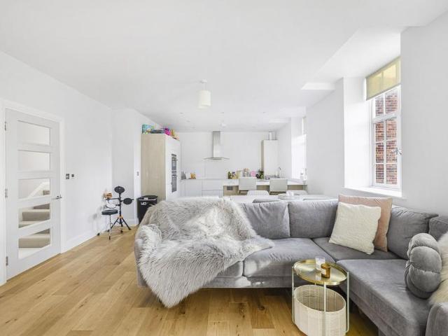Apartment for rent in Hatching Green, Five Acres