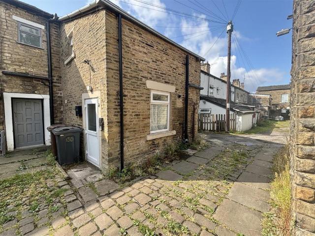 Flat for rent in Whitfield, Charlesworth