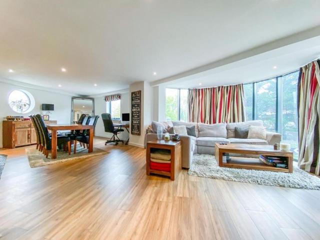 Flat for rent in Newtown, Falcon Lodge