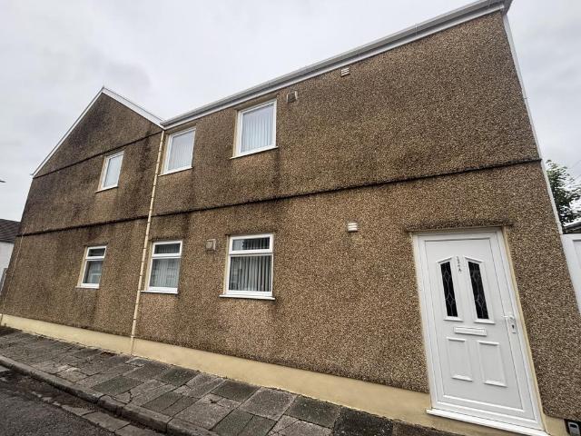 Flat for rent in Cwmbwrla, Nangreaves