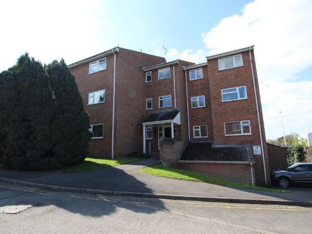 Flat for rent in Emmbrook, Wokingham