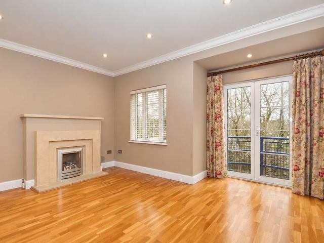 Apartment for rent in Blackhills, Surrey