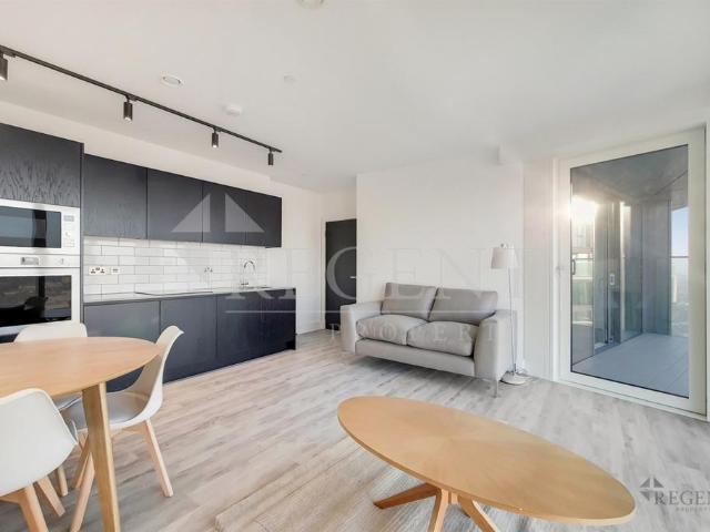 Flat for rent in London Borough of Ealing, Park Royal
