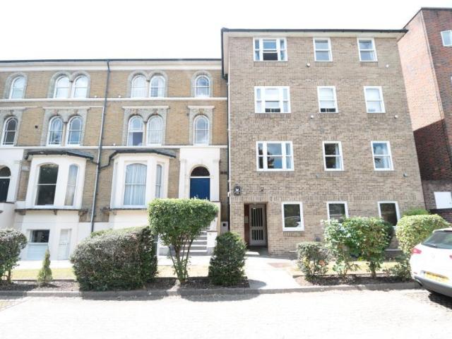Flat for rent in Berrylands, Greater London
