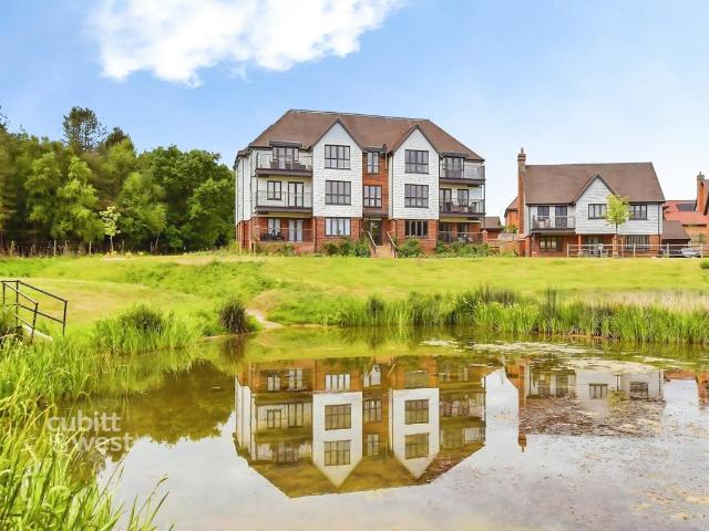 Flat for rent in Slaugham, Perryfields
