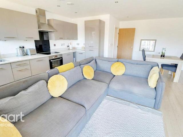 Apartment for rent in Rush Green, Greater London