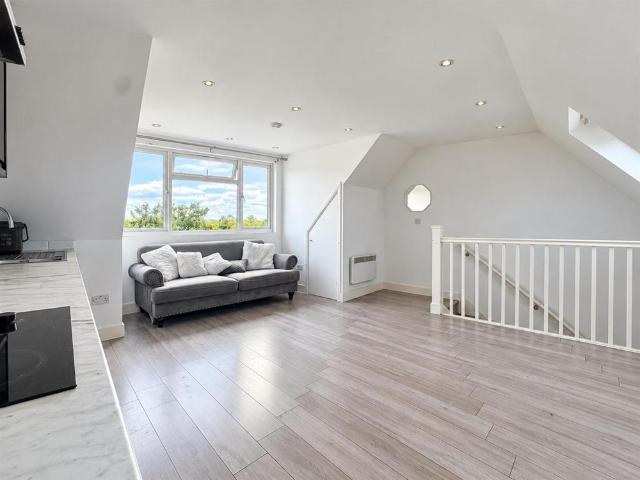 Apartment for rent in The Hale, Greater London