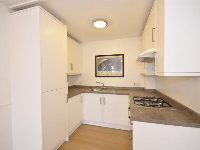 Flat for rent in Red Hill, Surrey
