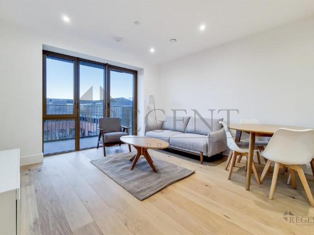 Flat for rent in Birch Green, Lower Halliford