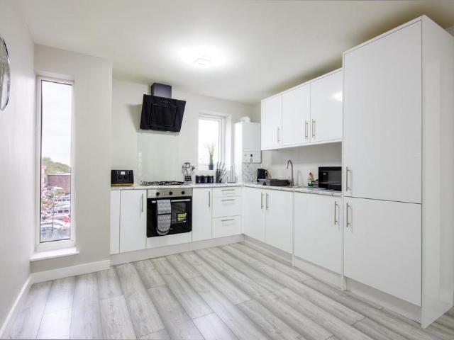 Flat for rent in London Borough of Merton, Raynes Park