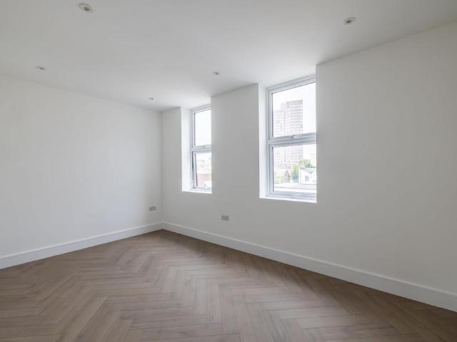 Flat for rent in London Borough of Croydon, Cat Hill