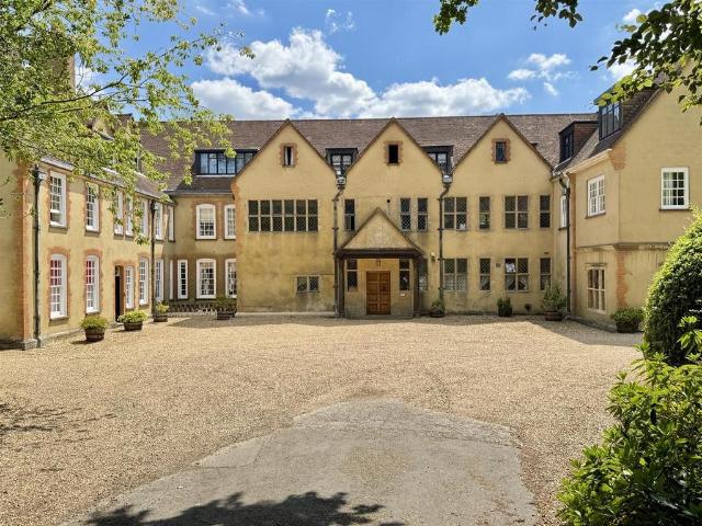 Flat for rent in Tower Hill, Pachesham Park